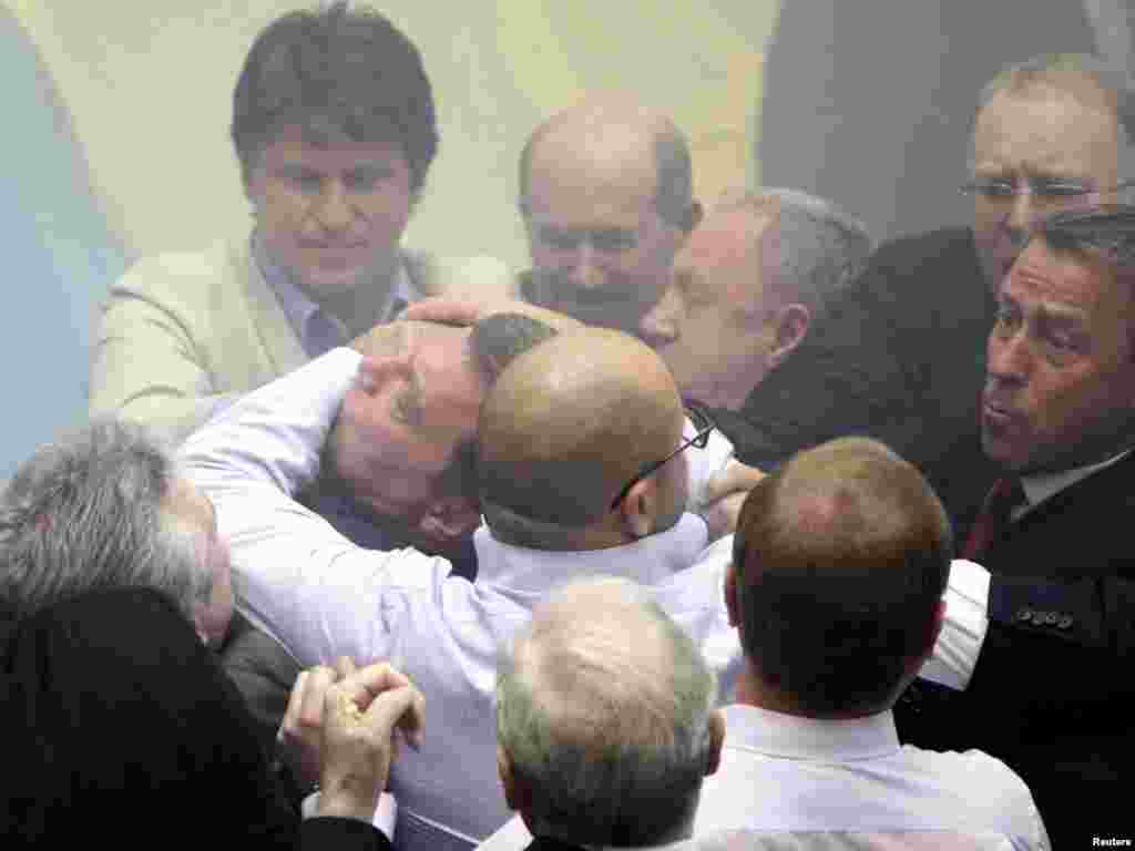 236 депутатов Верховной Рады ратифицировали соглашение по флоту, несмотря на активное сопротивление противников этого документа.