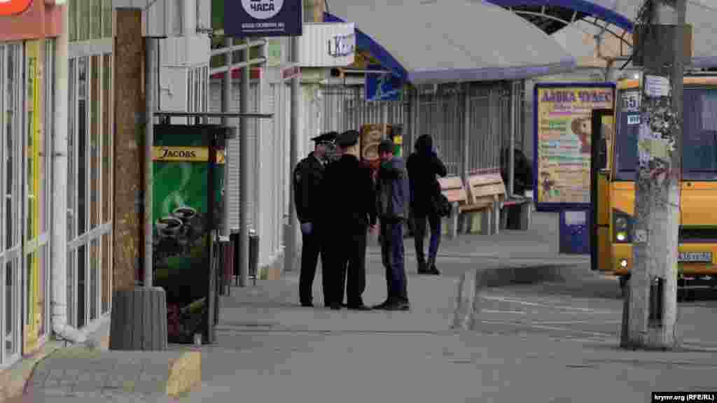 Співробітники російської поліції Криму зупинили чоловіка на одній із автобусних зупинок Сімферополя в перший день дії накладення адміністративних штрафів за порушення режиму самоізоляції