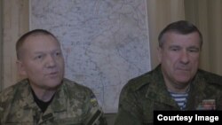 Український і російський військові представники Володимир Аскаров і Олександр Ленцов, 1 грудня 2014 року