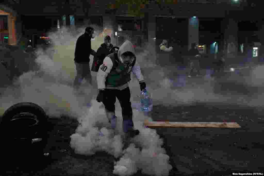 აქციის დასაშლელად შსს ხშირად იყენებდა გაზსს, თუმცა კერძოდ რომელს დღემდე არ გაუმხელია. ექიმების ნაწილი ირწმუნება, რომ შსს-მ ნოემბერ-დეკემბრის საპროტესტო აქციები დაშალა გაზის რეკომენდებულზე დიდი დოზით, რასაც ზოგ შემთხვევაში ჯანმრთელობის ხანგრძლივი დაზიანება მოჰყვა.