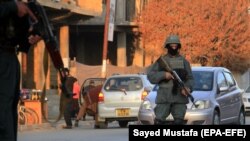 Afghan security officials stand guard at a checkpoint on the outskirts of Ghazni city. (file photo)