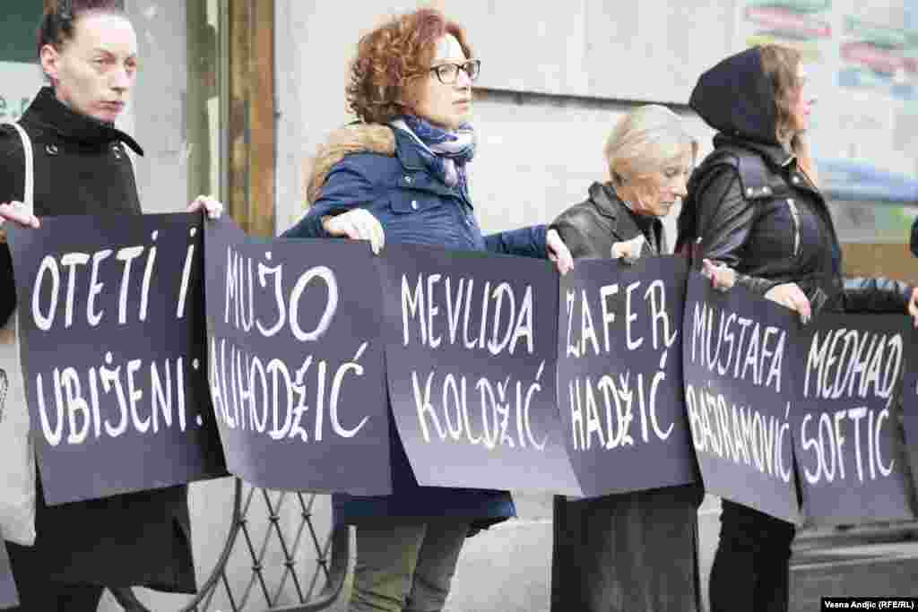 "Želimo da podsetimo da su za ovaj zločin osuđena samo četiri lica - dvojica u odsustvu, a dvojica na zatvorske kazne, kao i na propust Haškog tribunala koji je zaboravio da u optužnice za Milana i Sredoja Lukića uvrsti otmice u Sjeverinu i Štrpcima. Želimo da podsetimo da je Srbija donela Zakon o civilnim žrtvama rata, koji je diskriminatorski zato što sjeverinske žrtve nemaju status civilnih žrtava rata pod izgovorom da se zločin nije desio na teritoriji Srbije, odnosno da Srbija nije bila u ratu", istakao je Miloš Urošević.