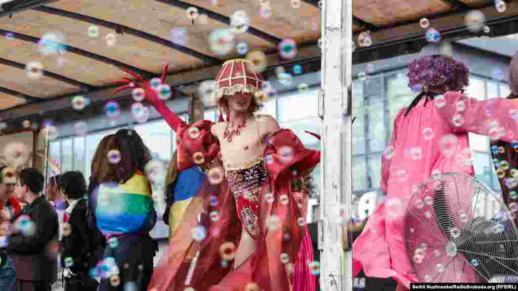 В шествии приняли участие drag queens (артисты мужского пола, которые переодеваются в женскую одежду – КР). Они ехали на отдельной платформе