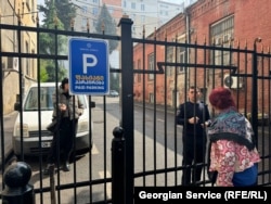 „ჩვენი კლინიკიდან პაციენტთა ევაკუაცია საჭირო არ გამხდარა“, - ამბობენ თოდუას კლინიკაში, თუმცა ერთი დღით სამედიცინო დაწესებულება მაინც დაკეტეს. ფოტოზე ქალი დაცვასთან არკვევს, როდის შეძლებს ექიმთან მისვლას.