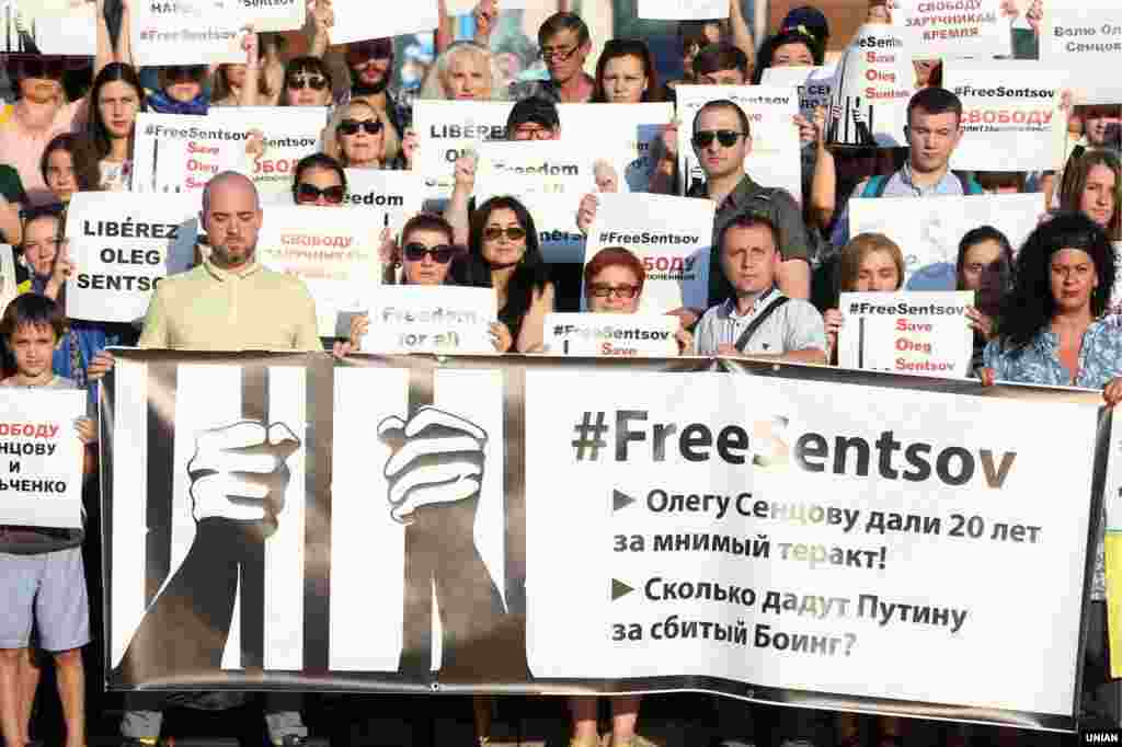 Люди роблять масове фото із вимогою до Росії звільнити українського політв'язня Кремля Олега Сенцова. Київ, майдан Незалежності, 30 травня 2018 року. НА ЦЮ Ж ТЕМУ