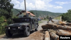 Vozilo Kfora pored barikada kod Zubinog potoka, 5. avgust 2011