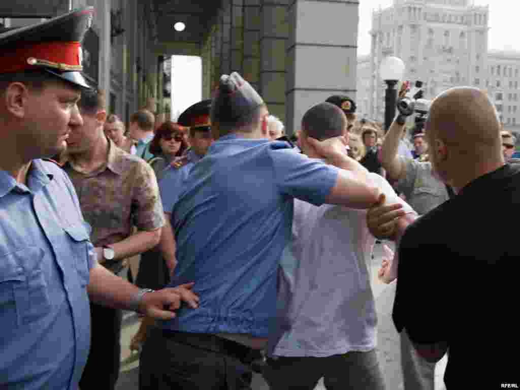 Задерживали всех, кто отказывался покинуть площадь и пытался объяснить милиционерам, что имеет право в своем городе стоять где ему нравится