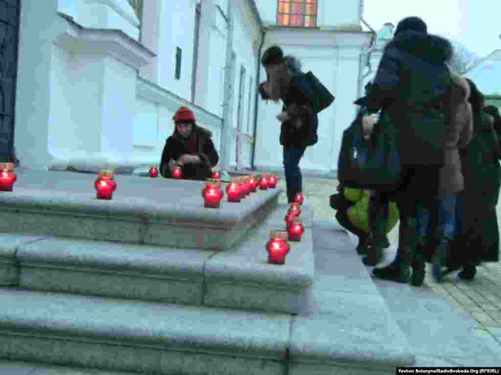 Учасники вечора пам'яті Катерини Білокур, що відбувся 6 грудня, запалили свічки на честь художниці