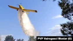 Unajmljena letjelica pomaže u gašenju požara u blizini Mostara, 13. juli 2025.