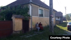 Emanuel Gurau discută cu unul dintre noii săi vecini