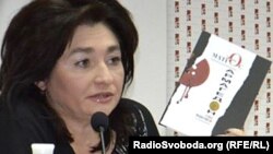 Марія Матіос демонструє свою книжку «Армагедон уже відбувся»,