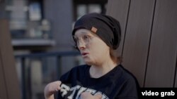 Bjeloruska komičarka Saša Hušča ne strahuje da pravi neprijatne šale na svoj račun