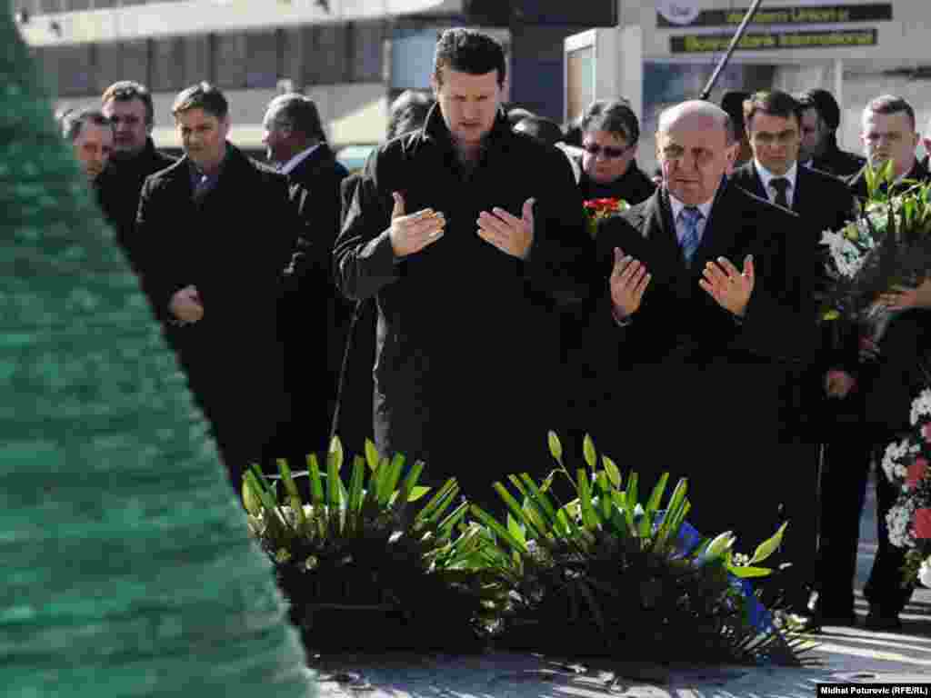 Polaganje cvijeća na Spomen obilježje ubijenoj djeci opkoljenog Sarajeva, 01. mart 2012.