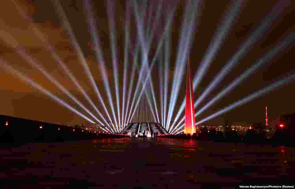 Služba za žrtve genocida u Memorijlanom centru u Jerevanu, koji je podignut u čast stradalih u genocidu koji su otomanski Turci sproveli nad Jermenima, počev od 1915. godine. Službi, koja je ovog puta prenošena onlajn, obično prisustvuje nekoliko hiljada Jermena.   