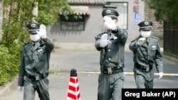 Obezbeđenje ne dozvoljava fotoreporterima da načine fotografije ispred bolnice u Pekingu, fotoarhiv