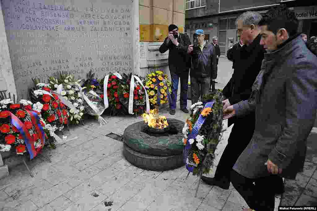 Polaganje cvijeća na spomen-obilježje "Vječna vatra"