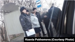 Сотрудники, приехавшие для изъятия агитационных листовок Навального в Кемерове