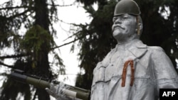 Пам’ятник Леніну, прикрашений сепаратистами, на дорозі між Донецьком і Луганськом