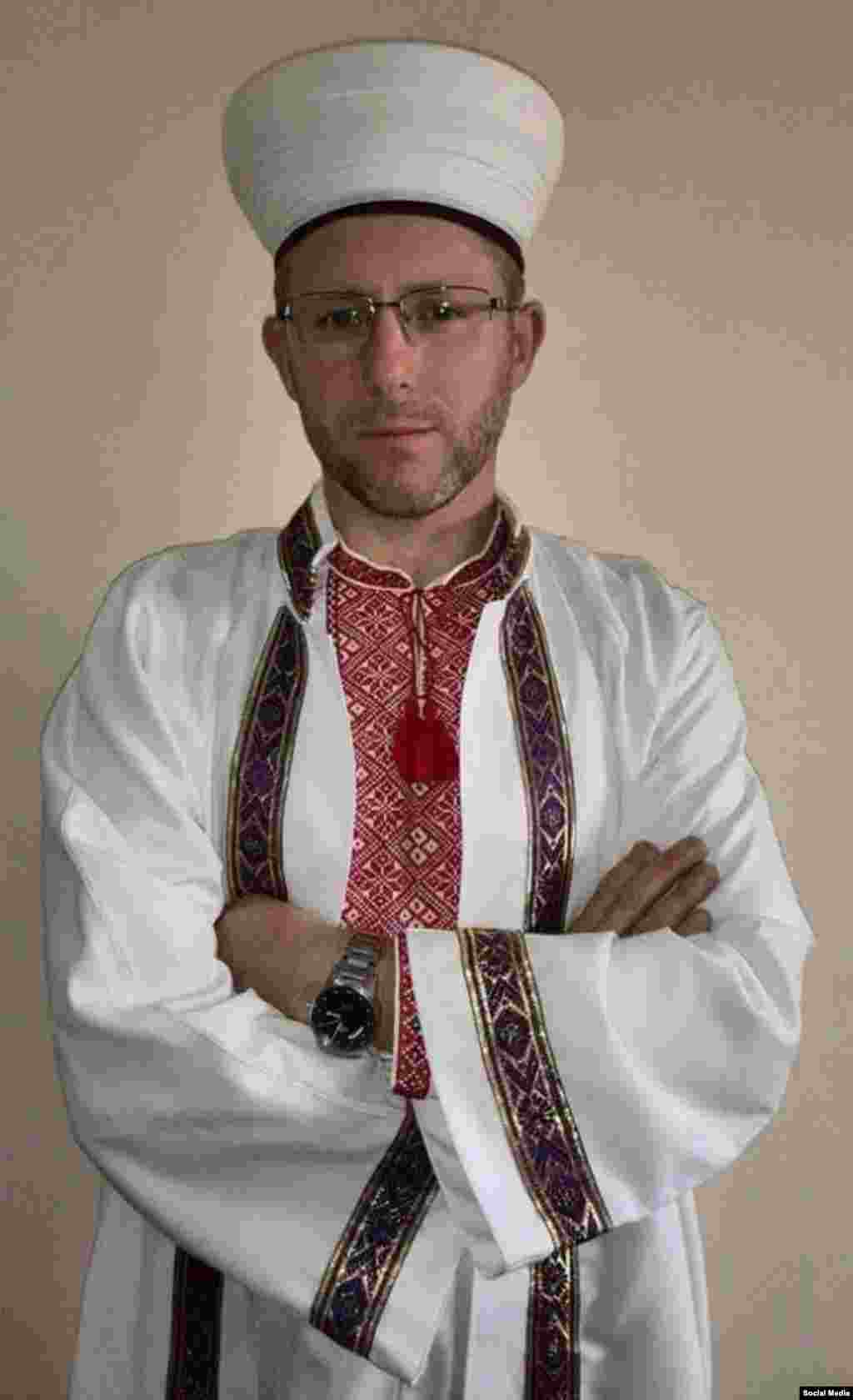 Духовний лідер мусульман Донбасу, муфтій Саїд Ісмагілов одягнув українську вишиванку і привітав мусульман із найбільшим святом Ісламу Курбан-Байрам, 4 жовтня 2014 року
