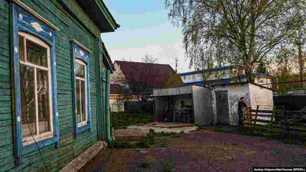 В середине XX века в здании случился пожар. Сруб после этого, судя по всему, перебирался – сейчас обугленные бревна соседствуют с нетронутыми огнем. В здании также построили кирпичный цоколь, а фасад обшили «елочкой». Так мечеть выглядит до сих пор