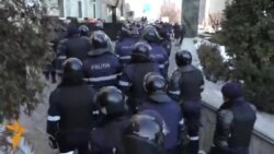 Сім тисяч демонстрантів вийшли на вулиці Кишинева (відео) Сім тисяч демонстрантів вийшли на вулиці Кишинева (відео)