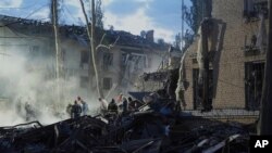 რუსეთის სარაკეტო შეტევის შედეგად განადგურებული სახლი კიევში. 2025 წლის 24 აპრილი