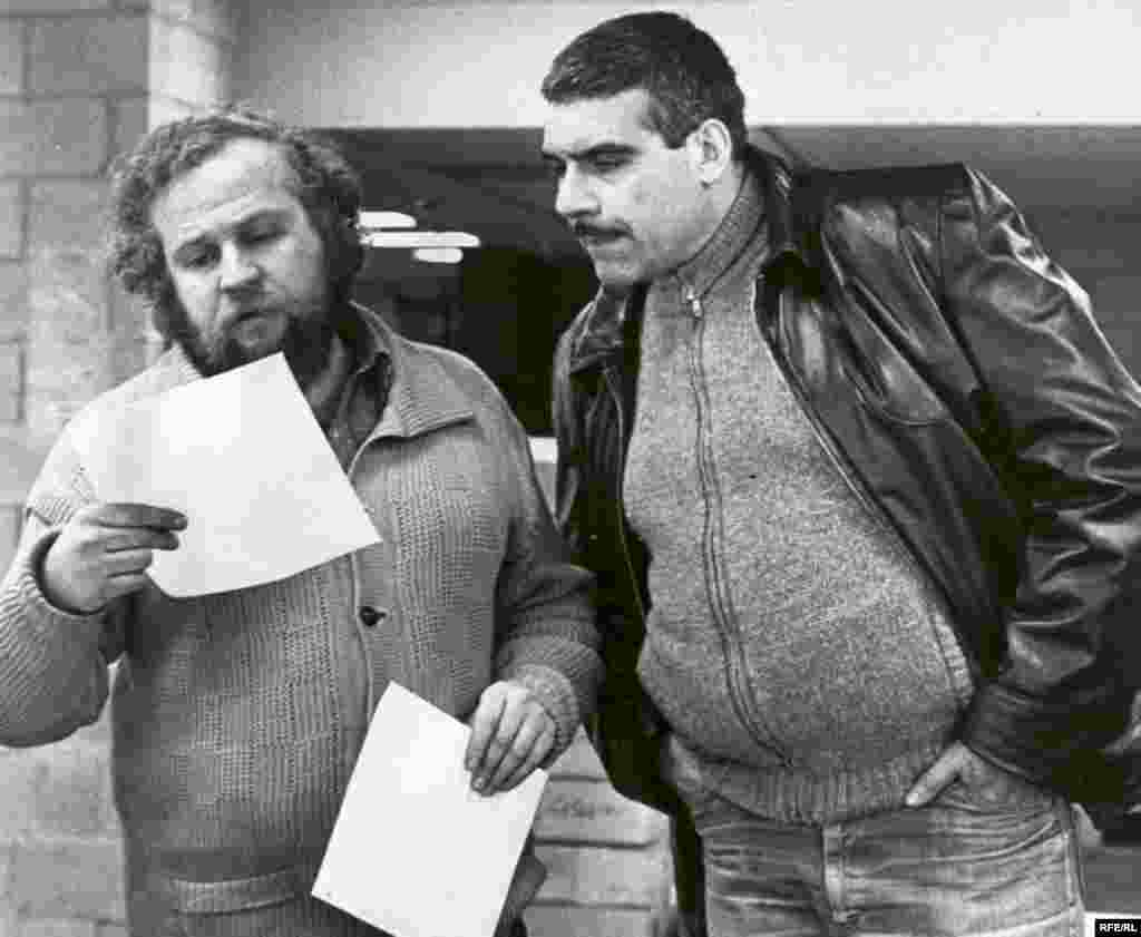 Петр Вайль и Сергей Довлатов в работе над выпуском еженедельника "Новый американец". Нью-Йорк, 1981 г. Фото Н.Аловерт