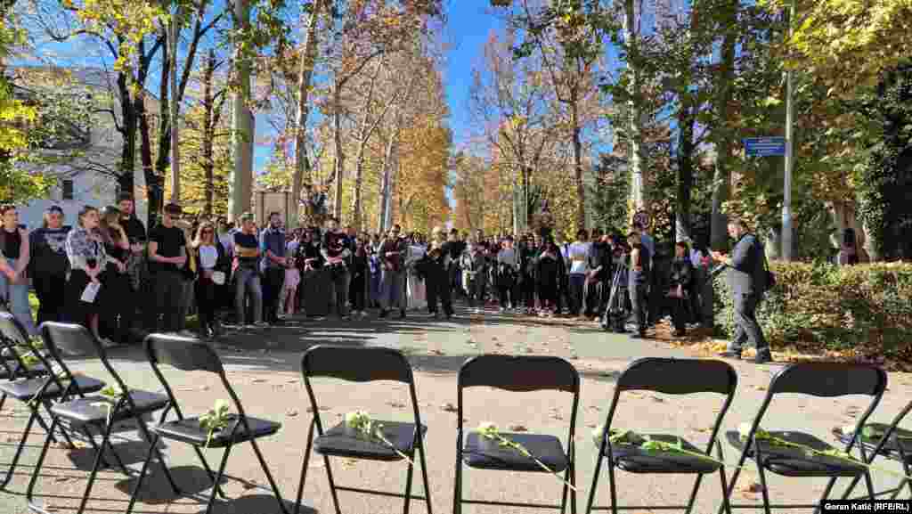 Šesnaest praznih stolica za stradale iz Novog Sada, Banjaluka, 1. novembar 2025.