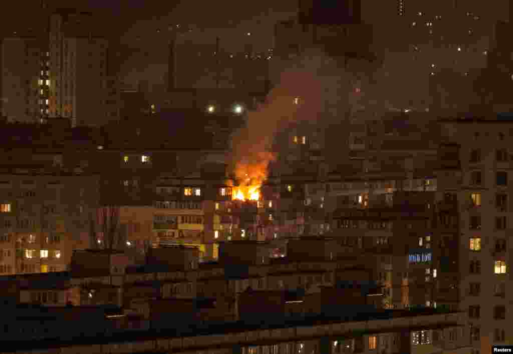 Stan gori na poslednjem spratu zgrade u Kijevu posle talasa ruskih udara 23. marta. Ukrajinske vlasti navode da su tokom vikenda od 22. do 23. marta tri osobe ubijene u napadima na Kijev, uključujući petogodišnju devojčicu i njenog oca. Poslednji razgovori ruskih i američkih izaslanika počeli su 24. marta u Rijadu, u Saudijskoj Arabiji.