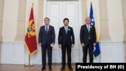 Članovi Predsjedništva BiH Željko Komšić (lijevo) i Šefik Džaferović (desno) sa potpredsjednikom Vlade Crne Gore Dritanom Abazovićem u Sarajevu, 9. juli 2021.