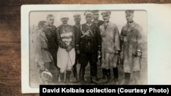 პოდპოლკოვნიკი ვიტალი უგრეხელიძე ქართველი ოფიცრების თანხლებით. მათ შორის (მარცხნიდან) არკადი სხირტლაძე. ფოტო დავით ყოლბაიას კოლექციიდან