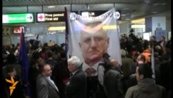 Doček Šešelja na beogradskom aerodromu