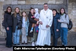 Отець Карел Стаутемас і українські біженці, яких він привіз до Бельгії. Грімберген, березень 2022 року