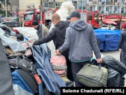 მოვაჭრეებმა, რომელთა მაღაზიებიც ხანძრის ადგილს ესაზღვრებოდა, პროდუქცია უსაფრთხოების მიზნით გაიტანეს