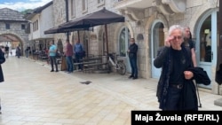 Peter Handke u Andrić gradu u Višegradu 7. maja 2021. godine. U Višegradu su, prema presudama Međunarodnog krivičnog suda za bivšu Jugoslaviju, snage Vojske RS ubile oko 3.000 Bošnjaka, uključujući oko 600 žena i više od stotinu djece.