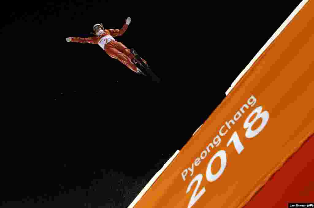 Фристайл: Ганна Гускова з Білорусі розминається перед жіночим фіналом фристайлу у «Фенікс-парку»