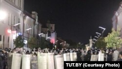 Kordon policije za razbijanje demonstracija u Pinsku 9. avgusta, dok su širom Belorusije izbijale masovne demonstracije protiv rezultata spornih predsedničkih izbora(slika iz datoteke)
