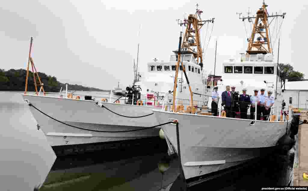 Президент України Петро Порошекно під час урочистої церемонії передачі Сполученими Штатами Військово-морським силам України двох патрульних катерів класу «Айленд». Балтимор, 27 вересня 2018 року. БІЛЬШЕ ПРО ЦЕ