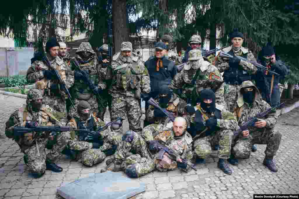 Донбасс. Сепаратисты позируют во дворе захваченного ими здания Службы безопасности Украины в Славянске. 12 апреля 2014 года. 