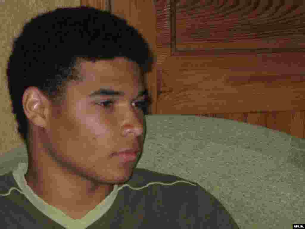 Ерік, 18 років: нині закінчив середню школу і мріє вступити до Інституту готельного бізнесу