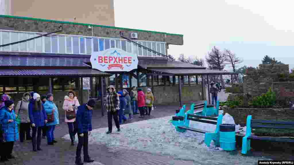 После демонтажа 49 торговых точек в 2017 году, у верхней станции работает только одно кафе – «Верхнее»