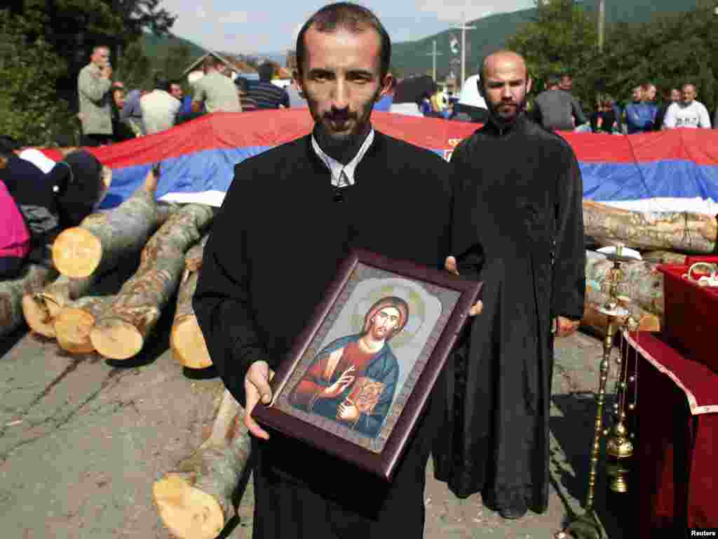 Barikada na cesti u blizini sela Župče, 01.08.2011. Foto: Reuters / Marko Đurica
