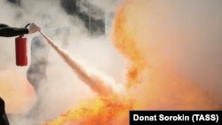 Upotreba protivpožarnog aparata (ilustrativna fotografija)