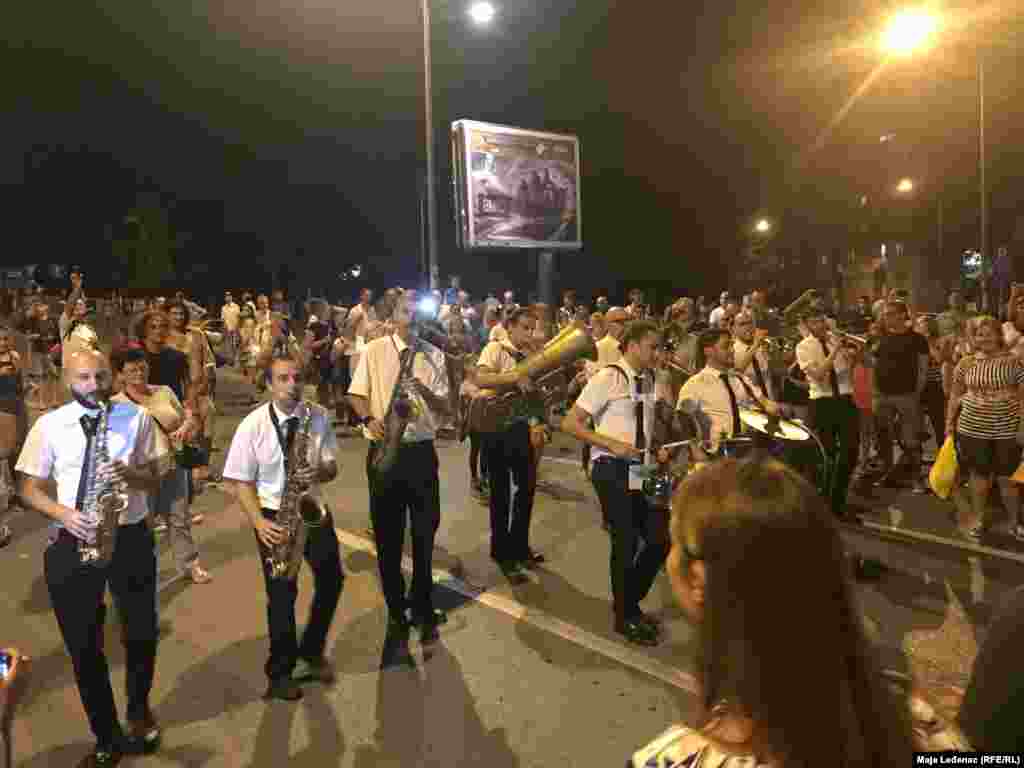 Kratki predah uz "Bandakadabra" pred ulazak povorke na most Varadinska duga koji vodi do Podgrađa