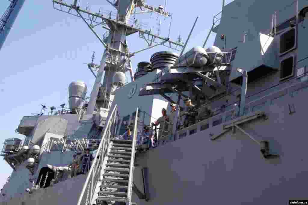 Військовий корабель США у Одеському порту - У навчаннях «Сі Бриз - 2008» бере участь близько 1,5 тис. військовослужбовців, 15 кораблів, 2 субмарини, транспортні літаки і патрульна авіація, гелікоптери