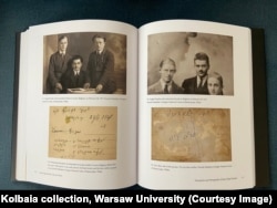 გრიგოლ ფერაძე უნივერსიტეტის მეგობრებთან ერთად. ბელგია. 1927 წელი. მინაწერებით: „ძვირფას დედას“ და "ითხოვეთ და მოგეცეს თქვენ, ეძიებდით და ჰპოოთ. ირეკდით და განგეღოთ თქვენ".