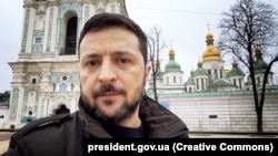 «Багато доповідей. Про постачання у війська – це наша зброя, всі закупівлі, контракти», заявив президент за підсумками Ставки верховного головнокомандувача