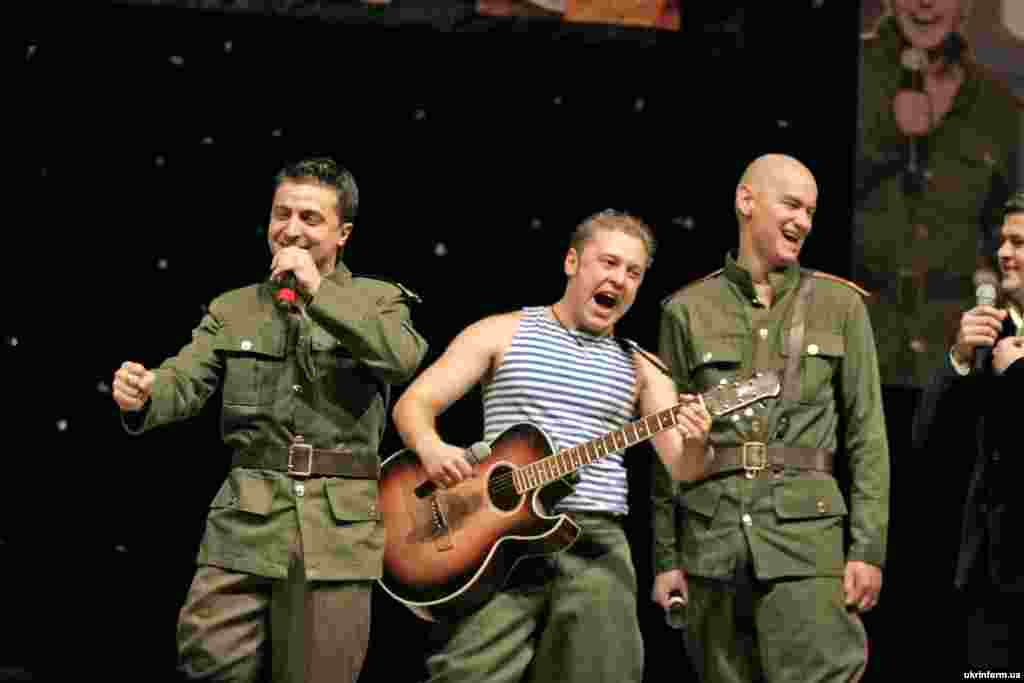 Зеленский начинал карьеру в популярной команде КВН "95-й квартал". Этот снимок сделан в Донецке 19 декабря 2006 года 