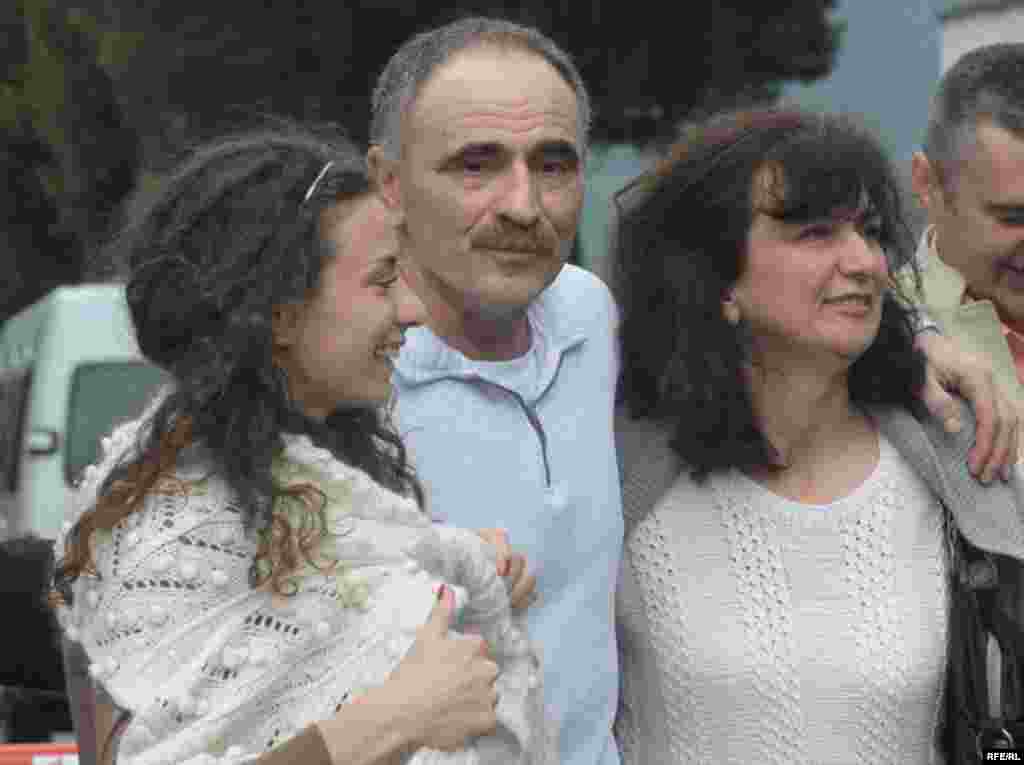 Mlađen Govedarica sa porodicom nakon izlaska iz zatvora Foto: Savo Prelević