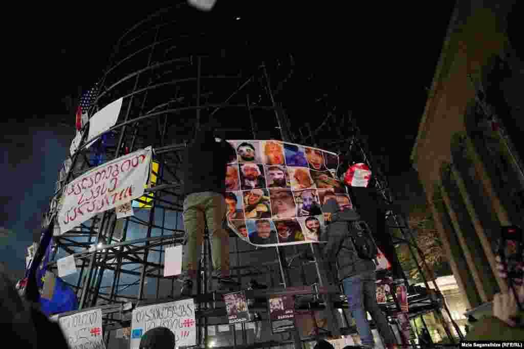 მას შემდეგ, რაც თბილისს მერმა კახა კალაძემ საახალწლო ნაძვის ხის აწყობა დაიწყო, აქციის მონაწილეებმა პროტესტის ნიშნად მასზე მიტინგებზე დარბეული, ნაცემი ხალხის ფოტოები დაამაგრა. 